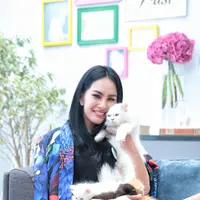 Perempuan kelahiran Palembang 26 tahun silam ini juga sudah menganggap keduanya seperti anak kandungnya sendiri. Baginya, itu merupakan bagian hidupnya yang akan di urus seumur hidupnya. (Adrian Putra/Bintang.com)