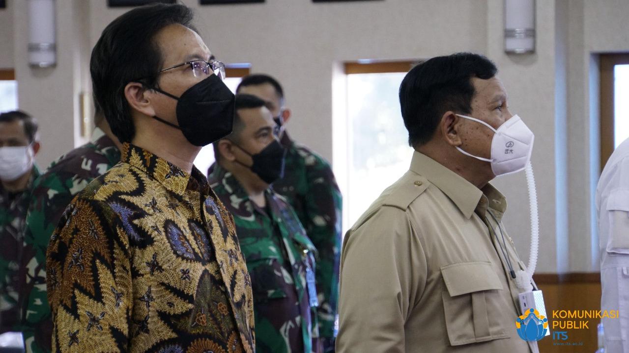 Menhan Prabowo saat mendatangi ITS Surabaya. (Dian Kurniwan/Liputan6.com)