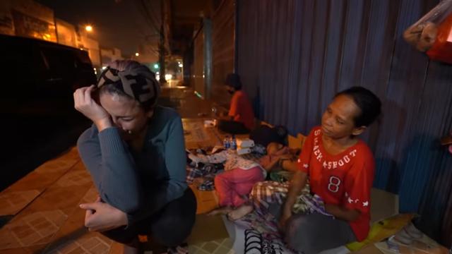 7 Momen Nikita Mirzani Bagikan Makanan di Pinggir Jalan, Penuh Haru
