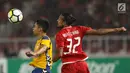 Gelandang Persija, Rohit Chand (kanan) berebut bola atas dengan pemain Tampines Rovers pada penyisihan grup H Piala AFC 2018 di Stadion GBK, Jakarta, Rabu (28/2). Persija unggul 4-1. (Liputan6.com/Helmi Fithriansyah)