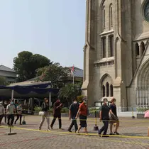 Jemaat tiba untuk mengikuti ibadah Jumat Agung di Gereja Katedral, Jakarta, Jumat (15/4/2022).Dalam peringatan Paskah ini, Gereja Katedral Jakarta mengangkat tema 'Pekan Suci 2022: semakin mengasihi, semakin peduli, semakin bersaksi'.(Liputan6.com/Herman Zakharia)