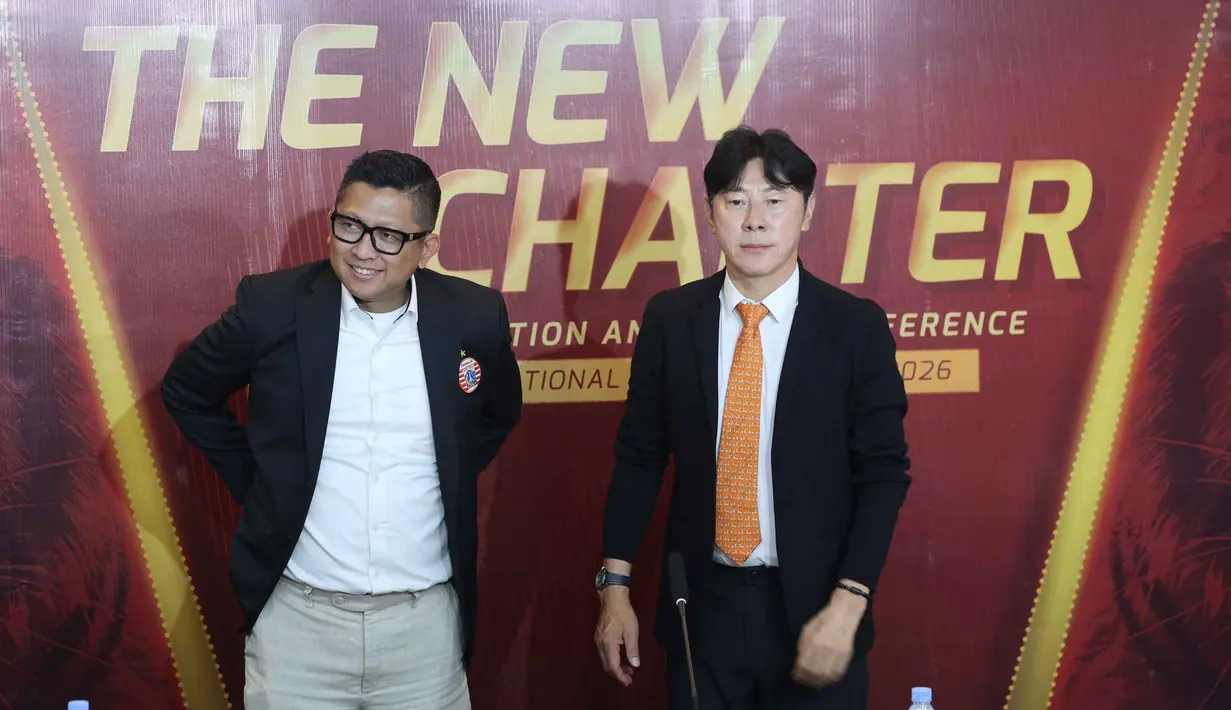 Presiden klub Persija, Mohamad Prapanca (kiri) bersama Shin Tae-yong saat acara perkenalan pelatih kepala baru Persija di Jakarta International Stadium, Senin (8/6/2026) siang WIB. (Bola.com/M Iqbal Ichsan)