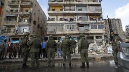 Tentara Rusia dan pasukan keamanan Suriah memeriksa puing-puing bangunan yang runtuh, di Aleppo, Suriah, Selasa, 7 Februari 2023. Tim penyelamat berlari pada Selasa untuk menemukan korban selamat di antara puing-puing ribuan bangunan yang runtuh akibat gempa kuat dan beberapa gempa susulan yang melanda Turki timur dan tetangga Suriah. (AP/Omar Sanadiki)
