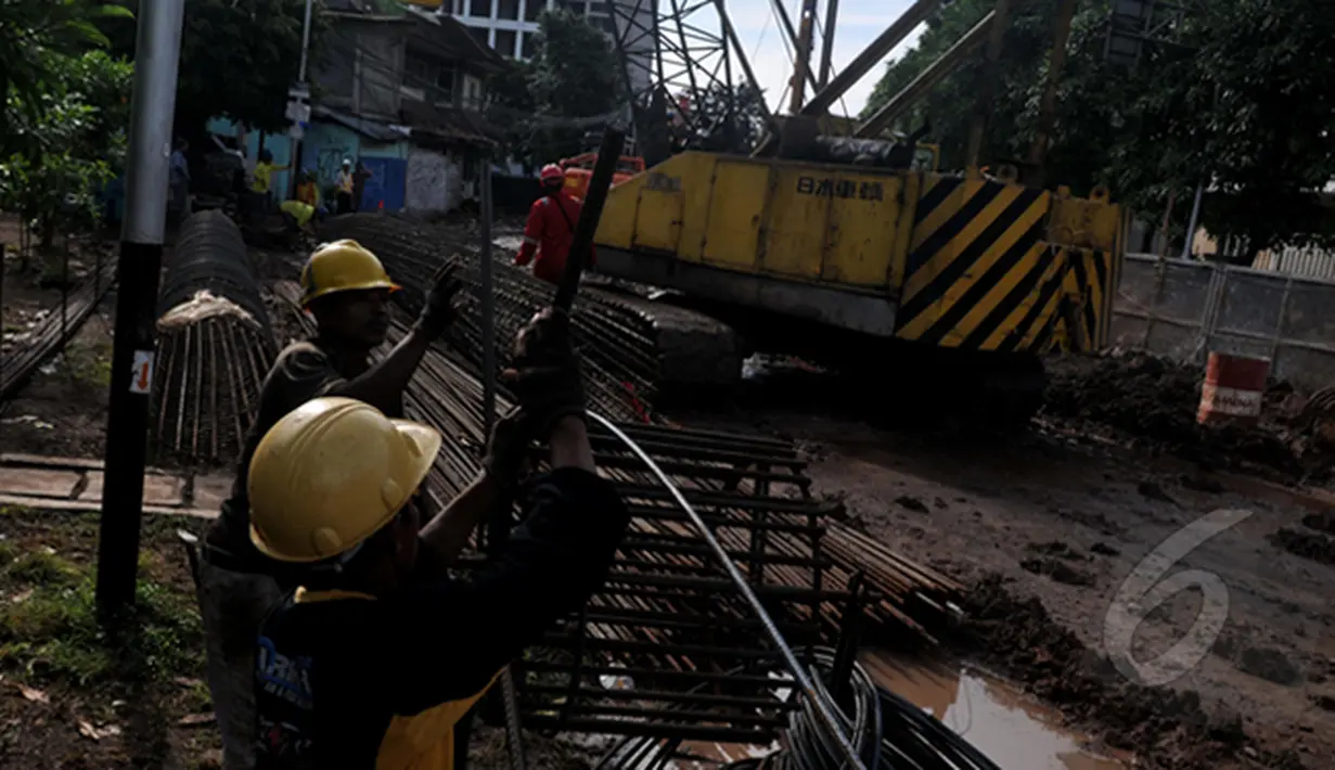 Sejumlah orang saat mengerjakan pekerjaan pembangunan jalan layang permata hijau, Jakarta, Senin (2/3/2015). Pembangunan yang menghabiskan APBD DKI 2015 sebesar Rp 131 miliar di targetkan selesai akhir 2015. (Liputan6.com/Johan Tallo)