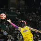 Pebasket Tangerang Hawks, Jarron Crump beraksi saat IBL All Star 2022 Dunk Contest di Hall Basket GBK, Senayan, Kamis (31/03/2022). (Bola.com/Bagaskara Lazuardi)