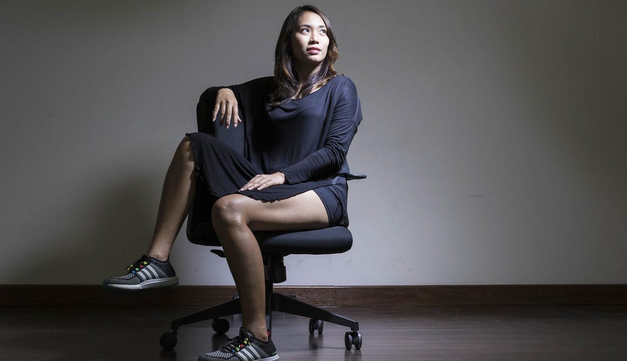 Pevoli nasional, Berllian Marsheilla tampak sensual dengan balutan busana hitam. (Bola.com/Vitalis Yogi Trisna) 