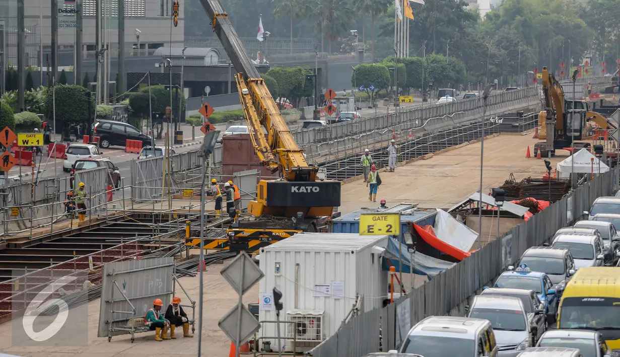Pekerja mengoperasikan alat berat untuk menyelesaikan pembangunan MRT di Jakarta, Senin (22/6/2015).  Jika Jepang tidak memberikan bantuan dengan cepat, maka Pemprov DKI akan mempertimbangkan kerjasama dengan Perancis. (Liputan6.com/Faizal Fanani)