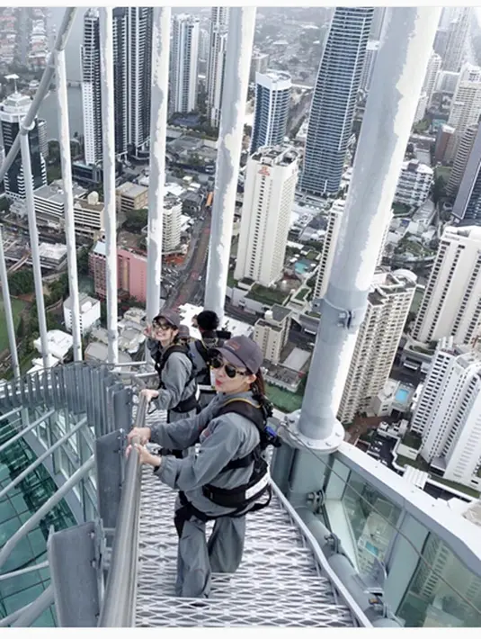 Bersama dengan adiknya, Sandra Dewi menuruni anak tangga. (Instagram/@sandradewi88)