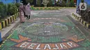 Guru berbincang di SMPN 2 Depok, Pancoran Mas, Depok, Jawa Barat, Jumat (19/11/2021). Pemkot Depok menghentikan sementara pelaksanaan PTMT seluruh sekolah di kawasan Pancoran Mas hingga 29 November 2021. (Liputan6.com/Herman Zakharia)