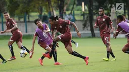 Pemain Persija, Rohit Chand saat latihan resmi jelang laga Piala AFC 2018 di Lapangan A Senayan, Jakarta, Selasa (13/3). Persija akan menjamu Song Lam Nghe An pada kualifikasi grup H Piala AFC 2018, Rabu (14/3). (Liputan6.com/Helmi Fithriansyah)