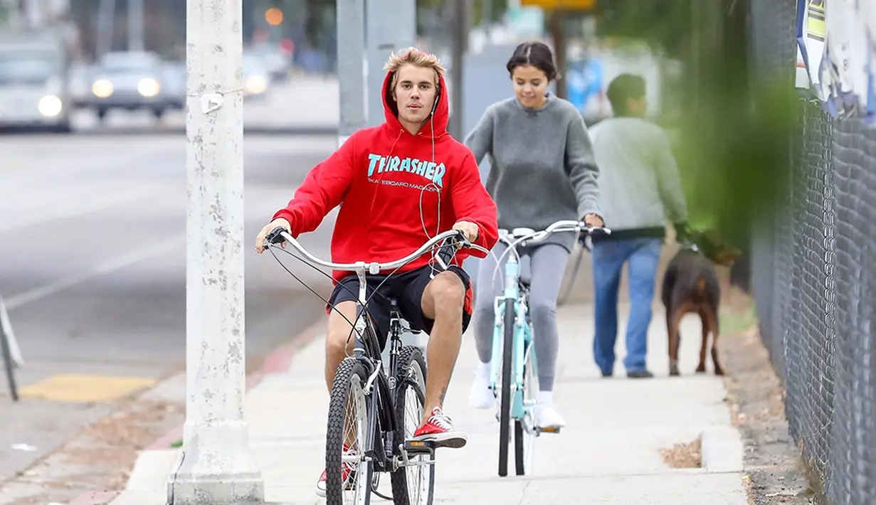 Meski miliki banyak sekali kenangan buruk yang menyakitkan di masa lalu, Jelena terlihat lebih bahagia usai kembali saling menemukan dan berlabuh. (HollywoodLife)