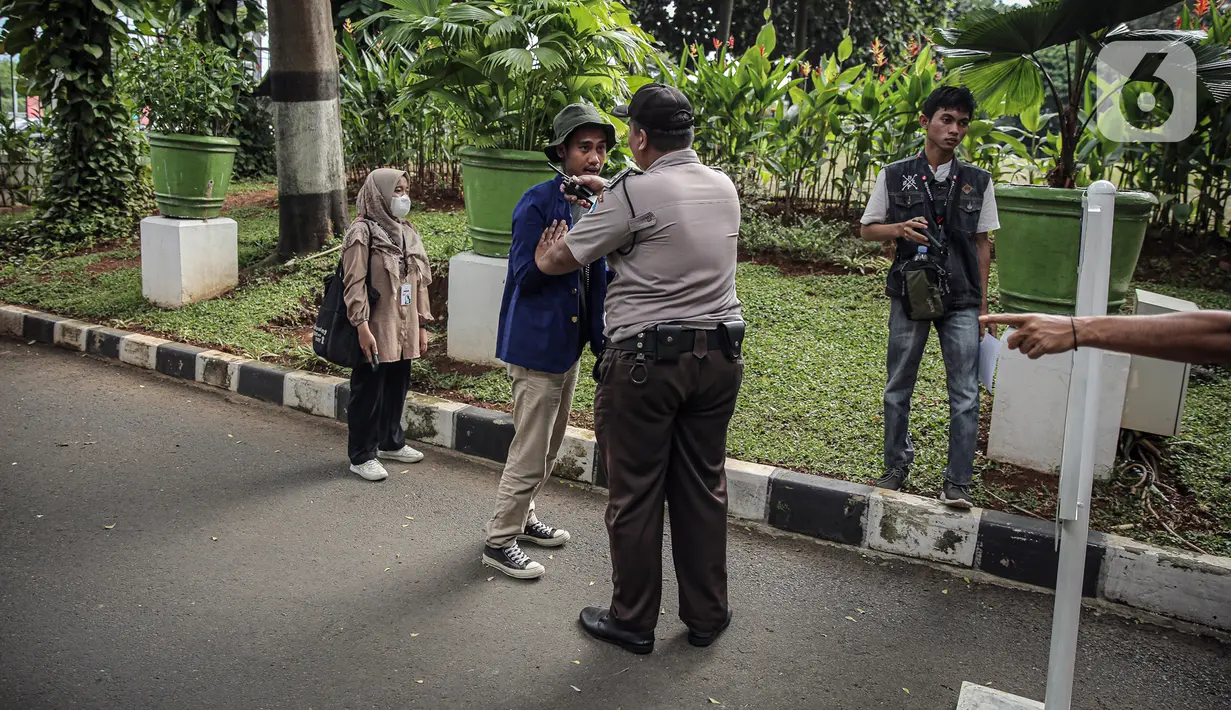 Petugas keamanan mengadang mahasiswa UNY yang akan menggelar aksi di depan Gedung Kemendikbud, Jakarta, Jumat (10/2/2023). Dengan memaksa masuk untuk melakukan aksi di dalam lingkungan Kemendikbud, mahasiswa UNY memberikan baju dansa sebagai bentuk protes terkait mahalnya biaya kuliah di Indonesia. (Liputan6.com/Faizal Fanani)