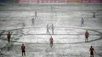 Para pemain Atlanta United bersiap melawan tuan rumah, Minnesota United pada laga MLS di Stadion TCF Bank, Amerika Serikat, Minggu (12/3/2017). Bermain di suhu minus enam derajat celcius, Atalanta berhasil menang 6-1 atas Minnesota. (AP/Jeff Wheeler) 
