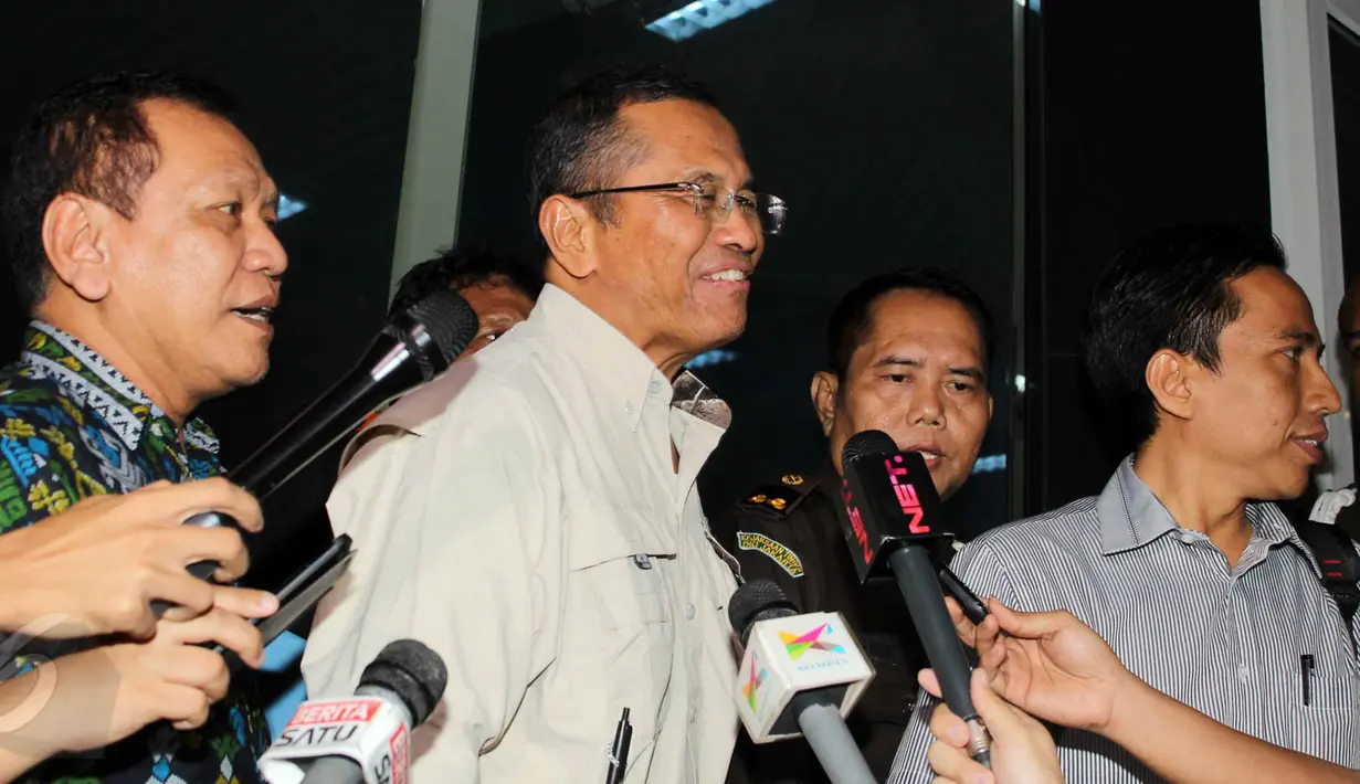 Dahlan Iskan memberikan keterangan kepada wartawan usai menjalani pemeriksaan di Kejaksaan Tinggi DKI Jakarta, Kamis (4/6/2015). Dahlan diperiksa sebagai saksi terkait pembangunan PLTU di Pulan Jawa, Bali dan NTB. (Liputan6.com/Helmi Afandi)