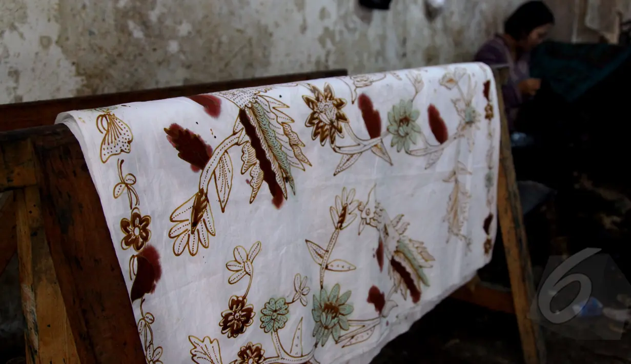 Batik motif burung merak ini menjadi ciri khas di Kampung batik, Jetis, Sidoarjo, Senin (31/03/2015). Produksi batik Kota Sidoarjo ini sejak tahun 1960-an hingga saat ini masih tetap bertahan ditengah perkembangan zaman. (Liputan6.com/Andrian M Tunay)
