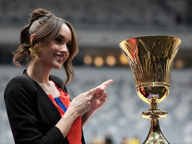 Selebritas Indonesia, Cinta Laura berfoto bersama dengan trofi Piala Dunia Basket atau sering disebut Naismith Trophy setelah peresmian Indonesia Arena pada Senin (07/08/2023) di Senayan, Jakarta. (Bola.com/Bagaskara Lazuardi)