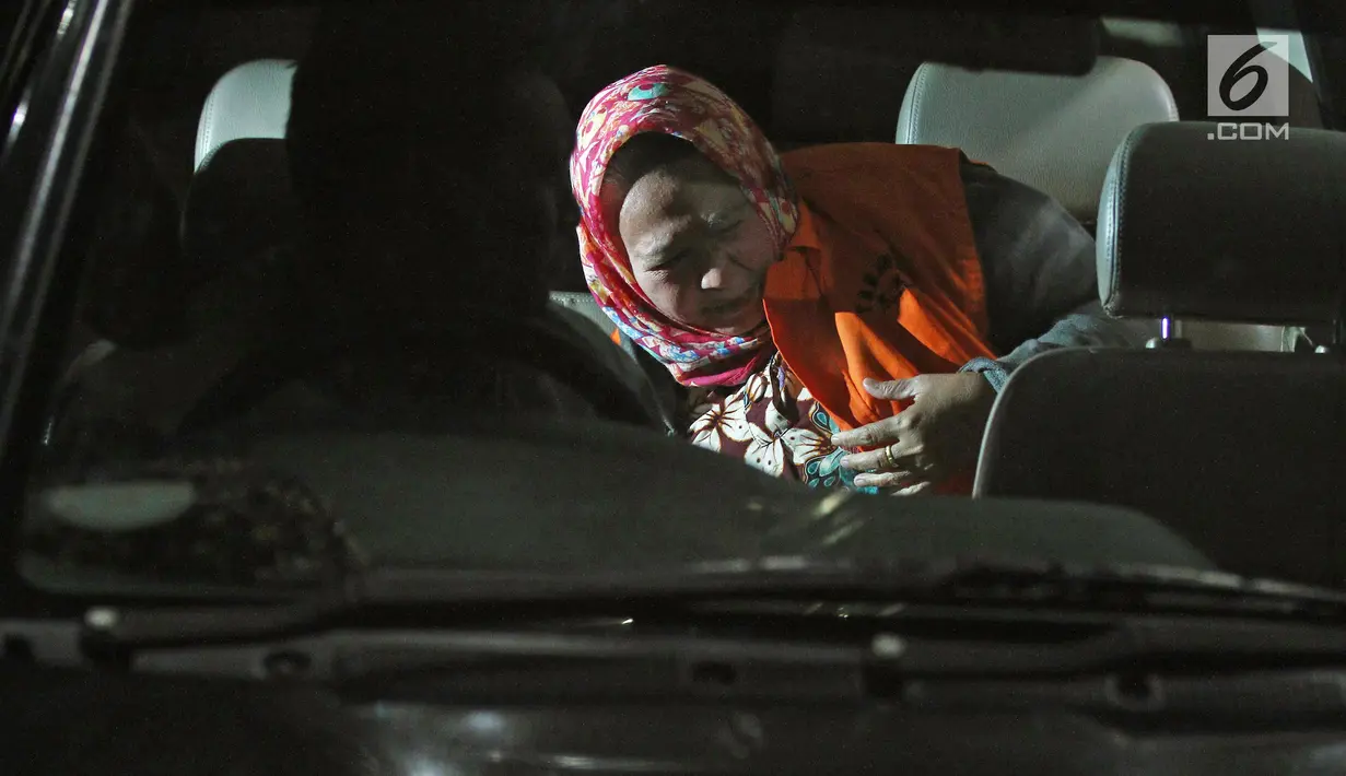 Panitera Pengganti PN Tangerang, Tuti Atika memasuki mobil tahanan usai diperiksa di gedung KPK, Jakarta, Selasa (13/3). Tuti Atika terjaring operasi tangkap tangan terkait penerima suap dugaan perdata perkara wanprestasi. (Liputan6.com/Herman Zakharia)