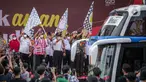 Menko PMK Muhadjir Effendy (tengah) dan Menteri Perhubungan Budi Karya Sumadi (kiri) melepas Mudik Aman Mudik Sehat di Terminal Jatijajar, Depok, Jawa Barat, Kamis (28/4/2022). Enesis Group membuka posko mudik dan arus balik di beberapa titik di Pulau Jawa sejak 25 April hingga 8 Mei 2022 untuk memberikan kenyamanan dan keamanan bagi masyarakat. (Liputan6.com/Faizal Fanani)