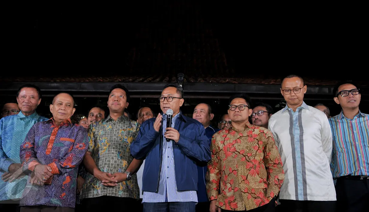 Ketum PAN Zulkifli Hasan bersama Koalisi Poros Cikeas memberikan keterangan pers di kediaman SBY di Cikeas, Jawa Barat, Jumat (23/9). Empat partai resmi mengusung Agus Yudhoyono dan Sylviana Murni untuk maju di Pilgub DKI. (Liputan6.com/Gempur M Surya)