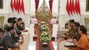 Presiden Jokowi dan Wakil Perdana Menteri Tiongkok Liu Yandong beserta delegasi menggelar pertemuan di meja oval Istana Merdeka, Jakarta, Rabu (29/11). Dalam pertemuan itu Jokowi didampingi sejumlah menteri Kabinet Kerja. (Liputan6.com/Angga Yuniar)
