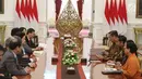 Presiden Jokowi dan Wakil Perdana Menteri Tiongkok Liu Yandong beserta delegasi menggelar pertemuan di meja oval Istana Merdeka, Jakarta, Rabu (29/11). Dalam pertemuan itu Jokowi didampingi sejumlah menteri Kabinet Kerja. (Liputan6.com/Angga Yuniar)