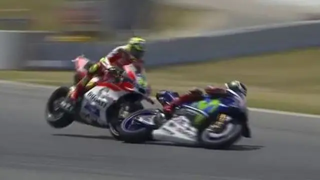 Andrea Iannone dan Jorge Lorenzo (kanan)