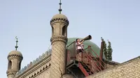 Muadzin melakukan panggilan shalat di Masjid terbesar di XinJiang. 