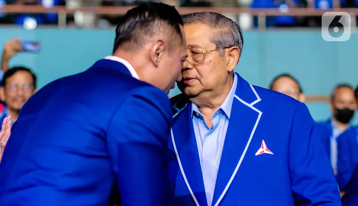 Ketua Majelis Tinggi DPP Partai Demokrat Susilo Bambang Yudhoyono (SBY) dan Ketum Partai Demokrat Agus Harimurti Yudhoyono hadir dalam Rapimnas Partai Demokrat di JCC, Jakarta, Jumat (16/9/2022). Dalam pidatonya, AHY menyebut Demokrat sedang intens dengan 2 partai dan Demokrat tengah intens membangun komunikasi dengan 2 partai yang juga memiliki semangat dan energi perubahan untuk Indonesia yang lebih baik. (Liputan6.com/Faizal Fanani)