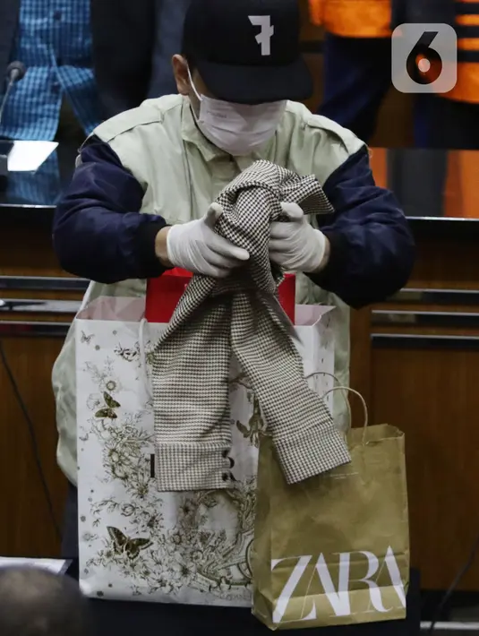 Petugas menunjukkan sejumlah barang bukti hasil OTT Bupati Penajam Paser Utara Kalimantan Timur, Abdul Gafur Mas’ud, Gedung KPK, Jakarta, Kamis (13/1/2022). Abdul Gafur Mas’ud ditetapkan sebagai tersangka kasus dugaan suap pengadaan barang dan jasa serta perijinan. (Liputan6.com/Helmi Fithriansyah)