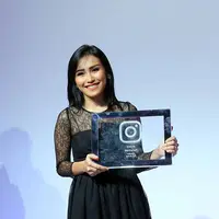 "Diberi penghargaan ini pastinya senang, bersyukur, ya mudah-mudahan ke depannya bisa lebih baik lagi," kata Ayu Ting Ting di Ciputra Artpreneur, Kuningan, Jakarta Selatan, Rabu (26/7). (Nurwahyunan/Bintang.com)