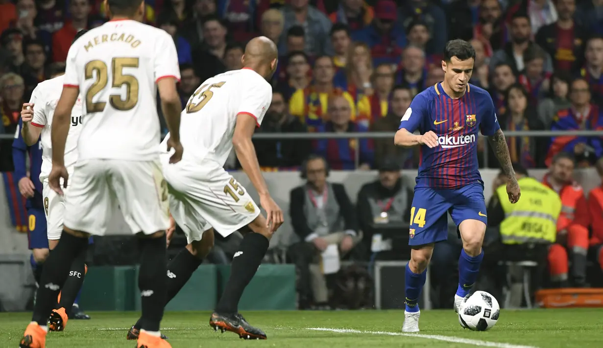 Gelandang Barcelona, Philippe Coutinho, menggiring bola saat melawan Sevilla pada laga final Copa del Rey di stadion Wanda Metropolitano, Madrid, Minggu (22/4/2018). Barcelona menang 5-0 atas Sevilla. (AFP/Pierre-Philippe Marcou)