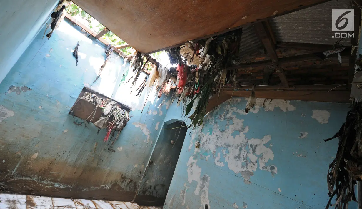 Penampakan rumah warga yang rusak akibat terjangan banjir di kawasan  Balekambang, Kramatjati, Jakarta Timur, Selasa (30/4/2019). Sejumlah rumah warga di RT 005/RW 005 Balekambang rusak diterjang banjir yang terjadi pada 27 April 2019 lalu. (Liputan6.com/Herman Zakharia)