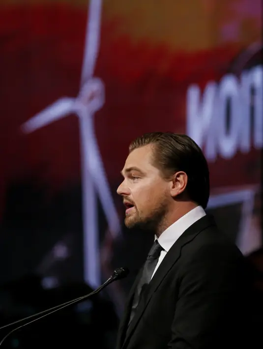Aktor AS, Leonardo DiCaprio memberikan pidato saat pertemuan walikota dalam Konferensi Dunia Perubahan Iklim 2015 (COP21) di Paris, Prancis, 4 Desember 2015. (PATRICK KOVARIK/AFP)
