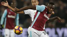 Penyerang West Ham, Michail Antonio, berebut bola dengan gelandang Manchester United, Jesse Lingard, pada laga Liga Inggris di Stadion London, Inggris, Senin (2/1/2017). West Ham kalah 0-2 dari MU. (AFP/Adrian Dennis)