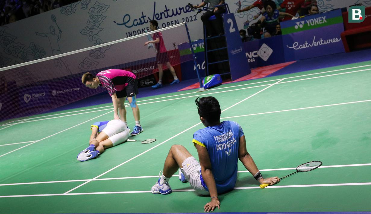 Saat hanya membutuhkan 1 poin lagi untuk memenangkan laga dalam posisi 20-18 di game ketiga, Yeremia Rambitan mengalami cedera di lututnya. Sempat mendapat perawatan ala kadarnya, pasangan Pramudya/Yeremia tetap melanjutkan pertandingan meski Yeremia terlihat kesulitan untuk melangkah. (Bola.com/Bagaskara Lazuardi)