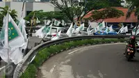 Bendera salah satu partai politik di sisi jalan layang Gerbang Pemuda dengan Gatot Subroto, Jakarta, Rabu (10/2/2016). (Liputan6.com/Helmi Fithriansyah)