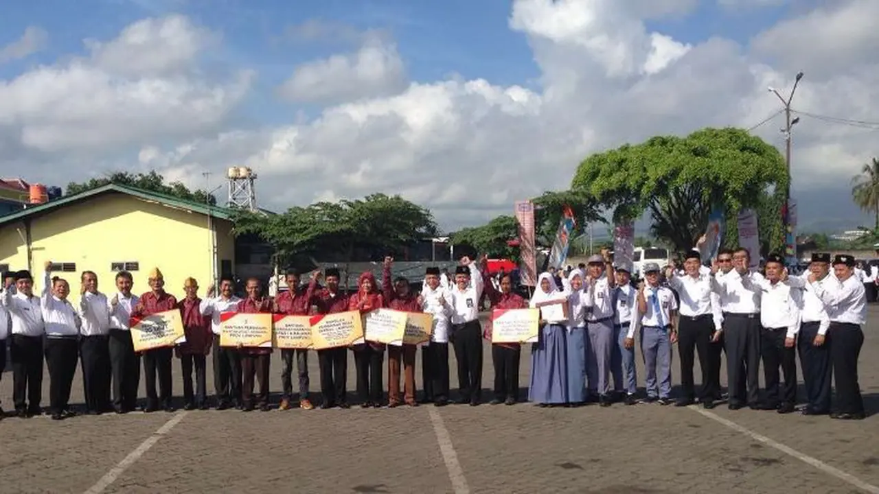 Penyerahan Bantuan bagi Veteran, MAntan Atlet Nasional dan Siswa Mengenal Nusantara. (Foto: Humas WIKA)