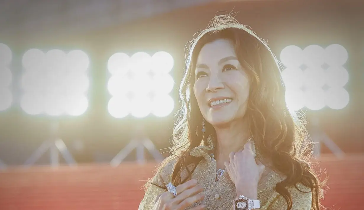 Menambah kesan feminin pada penampilannya, Michelle Yeoh juga kenakan jam tangan dari Richard Milles [@hashtag_legend]