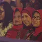 Ibu Presiden Jokowi ditemani keluarganya saat menonton konser tunggal Didi Kempot di Solo.(Liputan6.com/Fajar Abrori)