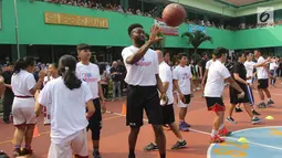 Pemain NBA dari Boston Celtics, Jaylen Brown memberikan coaching clinics untuk siswa-siswi di SMAN 82 Jakarta, Kamis (26/7). Kegiatan tersebut untuk memperkenalkan olahraga basket bagi anak-anak. (Liputan6.com/Arya Manggala)