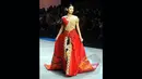 Salah satu rancangan Fransisca Darmawan yang menampilkan kebaya modern dengan warna yang cerah di Indonesia Fashion Week 2015, JCC, Minggu (1/3/2015). (Liputan6.com/Panji Diksana)