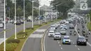 Sejumlah kendaraan melintas di Jalan Sudirman, Jakarta, Senin (8/6/2020). Pemda DKI Jakarta menetapkan mulai dibuka transisi dari aktivitas masyarakat kegiatan perkantoran dan bisnis. (merdeka.com/Dwi Narwoko)