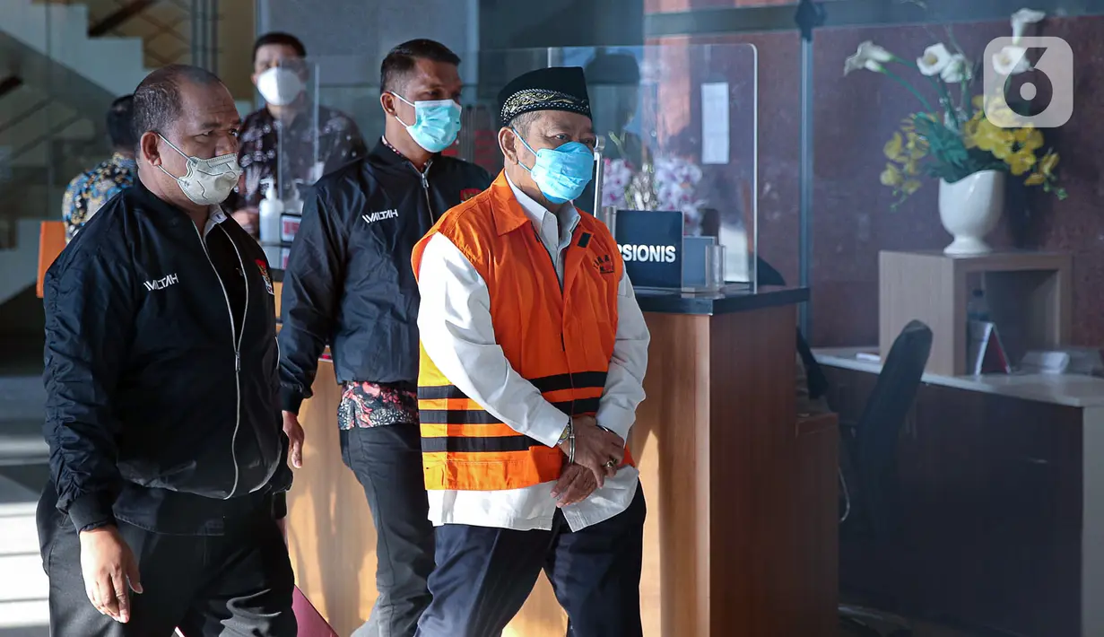 Mantan Bupati Sidoarjo Saiful Ilah (depan) usai diperiksa di Gedung Merah Putih KPK, Jakarta, Selasa (7/3/2023). Saiful Ilah kembali ditahan KPK dalam kasus suap gratifikasi pemerintahan Kabupaten Sidoarjo, Jawa Timur. (Liputan6.com/Faizal Fanani)