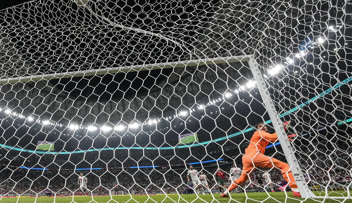 Kiper Swiss Yann Sommer melihat bola masuk ke gawang saat penyerang Portugal Goncalo Ramos mencetak gol pertama timnya dalam laga 16 besar Piala Dunia 2022 di Stadion Lusail Iconic, Rabu (7/12/2022) dini hari WIB. Dalam pertandingan ini, Goncalo Ramos jadi bintang kemenangan setelah menjawa kepercayaan besar pelatih Fernando Santos menggantikan Cristiano Ronaldo di depan.(AP Photo/Natacha Pisarenko)
