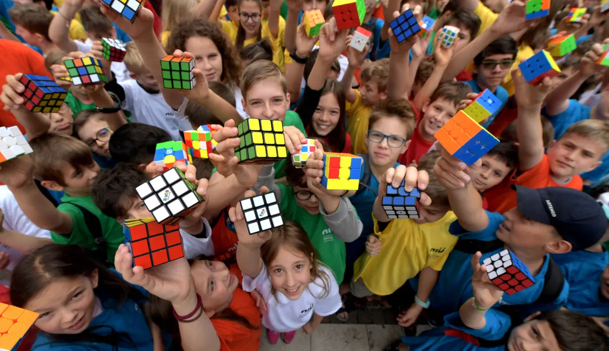Mereka merayakan ulang tahun ke-50, Kubus Rubik, sebuah permainan teka teki mekanik penemuan arsitek Hungaria, Erno Rubik. (Ferenc ISZA/AFP)