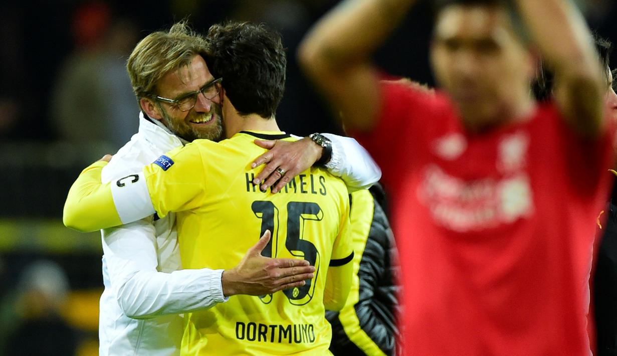 Pelatih Liverpool, Jurgen Klopp, memeluk mantan anak asuhnya seusai laga leg pertama perempat final Liga Europa di Stadion Signal Iduna Park, Dortmund, Jumat (8/4/2016) dini hari WIB. (AFP/John Macdougall)