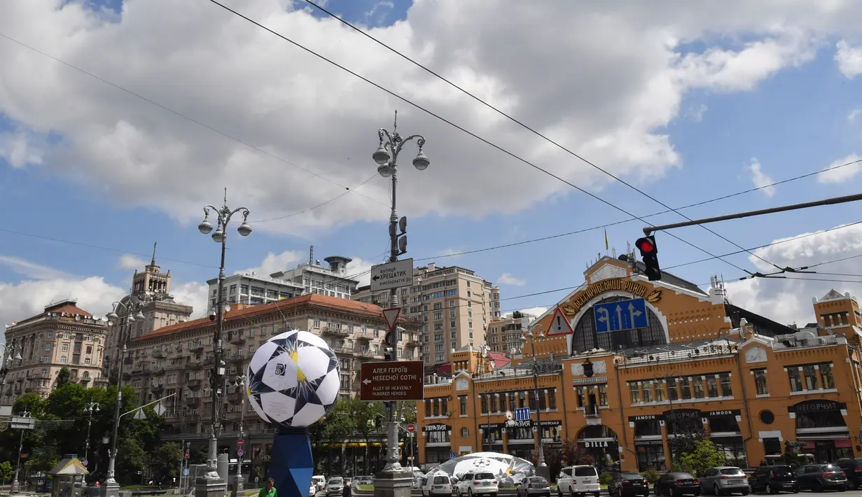 Suasana jalan utama Khreshchatyk yang dihiasi bola kaki besar di Kiev, Ukraina (22/5). Final Liga Champions antara Real Madrid dan Liverpool akan berlangsung pada 26 Mei mendatang di Olimpiyskiy Stadion. (AFP Photo/Sergei Supinsky)