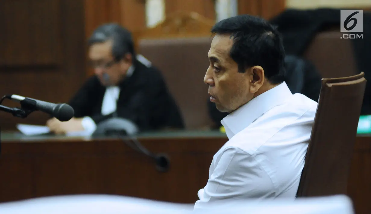 Terdakwa korupsi proyek E-KTP Setya Novanto saat mengikuti sidang perdana di Pengadilan Tipikor, Jakarta, Rabu (13/12). Sidang mendengarkan pembacaan dakwaan oleh JPU KPK setelah mengalami skors. (Liputan6.com/Helmi Fithriansyah)