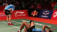 Tontowi Ahmad dan Liliyana harus sampai jatuh bangun mengembalikan kok. (Bola.com/Arief Bagus)