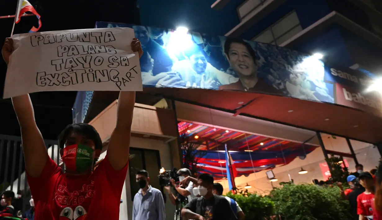 <p>Pendukung calon presiden Filipina Ferdinand Marcos Junior merayakan hasil pemungutan suara sementara di luar markas Marcos di Manila, Senin malam (9/5/2022). Ferdinand Marcos Jr., putra mendiang Ferdinand Marcos, diktator Filipina yang terguling, jauh memimpin dalam penghitungan suara tidak resmi pemilu presiden hari Senin. (CHAIDEER MAHYUDDIN / AFP)</p>